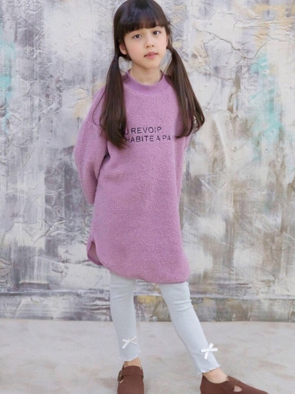 「こどもコーデ、韓国子供服、韓国ファッション、子供服、キッズコーデ、女の子コーデ、キッズファッション、ワンピース」｜「Bee des Beeの長袖ワンピース（ワンピース、パープル系）」を使った、子供服Beeさん（キッズ・122cm）の冬コーディネートの1枚目の写真