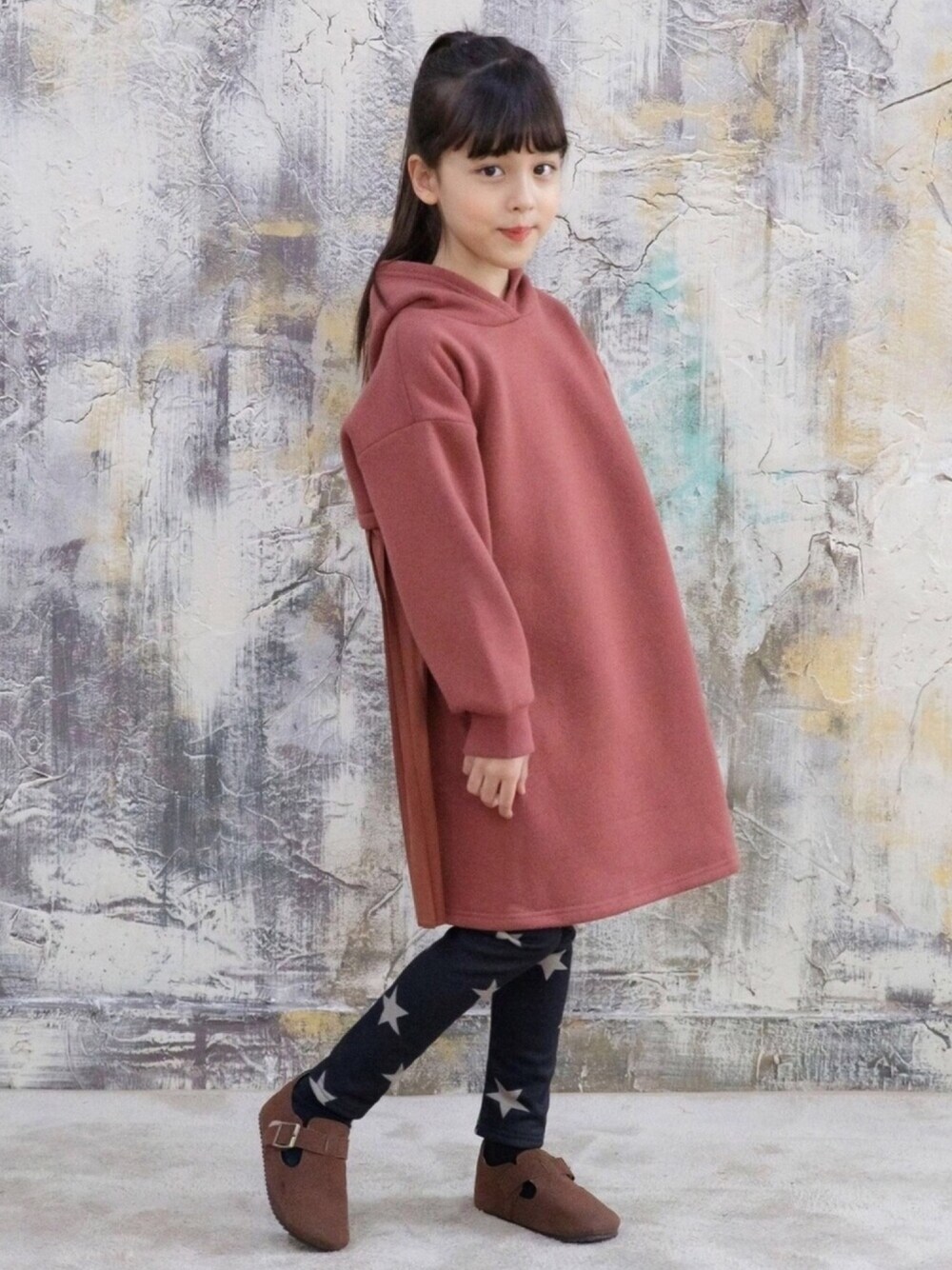 「こどもコーデ、韓国子供服、韓国ファッション、子供服、キッズコーデ、女の子コーデ、キッズファッション、ワンピース」｜「Bee des Beeの裏起毛切替パーカーワンピース（ワンピース、ホワイト系）」を使った、子供服Beeさん（キッズ・123cm）の冬コーディネートの1枚目の写真