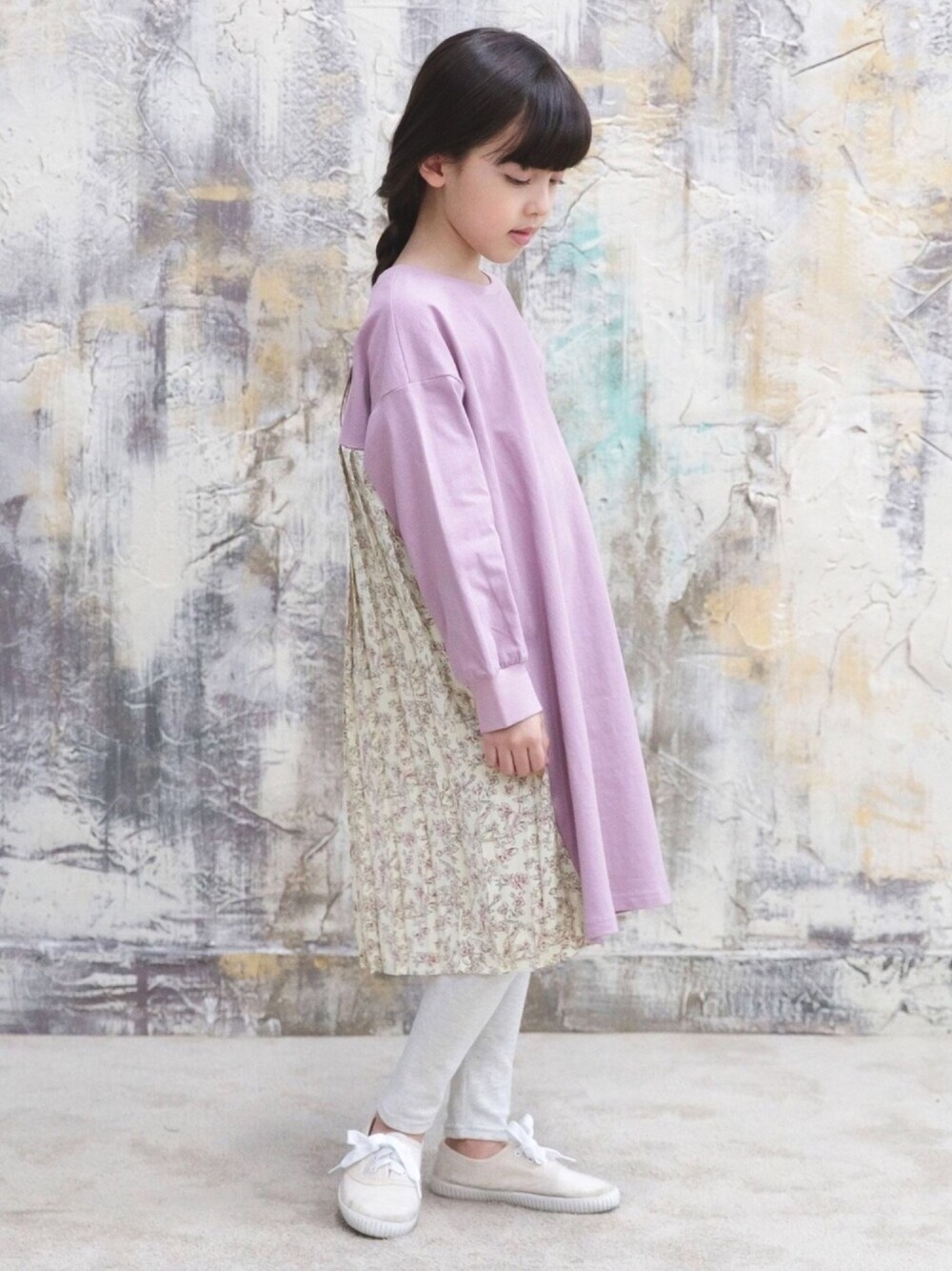 「こどもコーデ、韓国子供服、韓国ファッション、子供服、キッズコーデ、ワンピース、女の子コーデ、春コーデ」｜「Bee des Beeのバックプリーツワンピース（ワンピース、パープル系）」を使った、子供服Beeさん（キッズ・123cm）の冬コーディネートの1枚目の写真