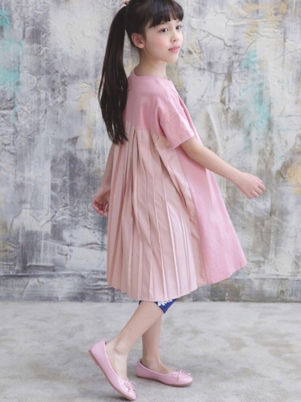 「こどもコーデ、韓国子供服、韓国ファッション、子供服、キッズコーデ、女の子コーデ、キッズファッション、ワンピース」｜「Bee des Beeのバックプリーツワンピース（ワンピース、ピンク系）」を使った、子供服Beeさん（キッズ・123cm）の春コーディネートの1枚目の写真