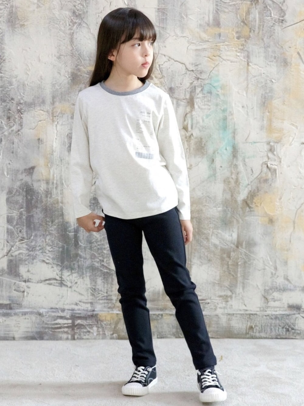「こどもコーデ、韓国子供服、韓国ファッション、子供服、キッズコーデ、女の子コーデ、キッズファッション、ボトムス」｜「Bee des Beeのストレッチパンツ（その他パンツ、ブラック系）」を使った、子供服Beeさん（キッズ・120cm）の春コーディネートの1枚目の写真