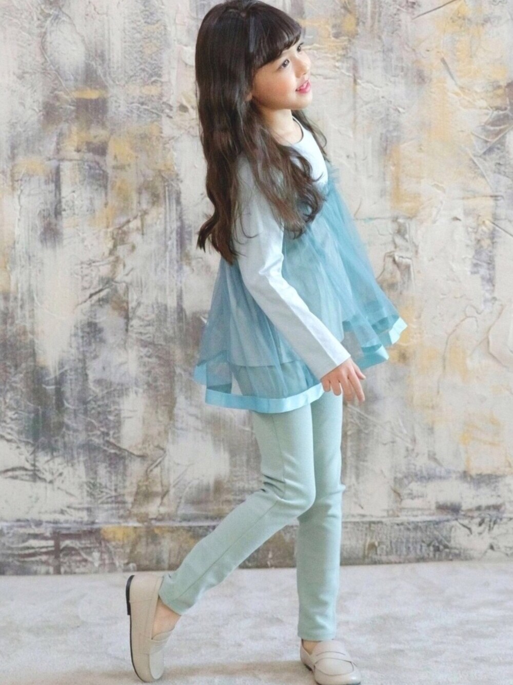 「こどもコーデ、韓国子供服、韓国ファッション、子供服、キッズコーデ、女の子コーデ、キッズファッション、トップス」｜「Bee des Beeの長袖トップス（Tシャツ/カットソー、グリーン系）」を使った、子供服Beeさん（キッズ・120cm）の春コーディネートの1枚目の写真