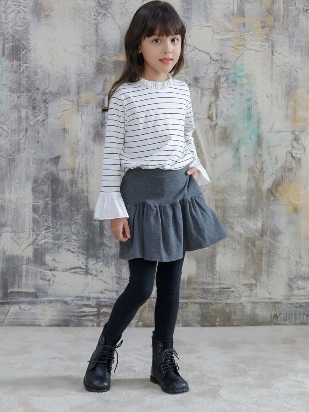 「韓国子供服、韓国ファッション、こどもコーデ、子供服、キッズコーデ、女の子コーデ、キッズファッション、スカート」｜「Bee des Beeの無地ギャザースカッツ（スカート、グレー系）」を使った、子供服Beeさん（キッズ・120cm）の春コーディネートの1枚目の写真