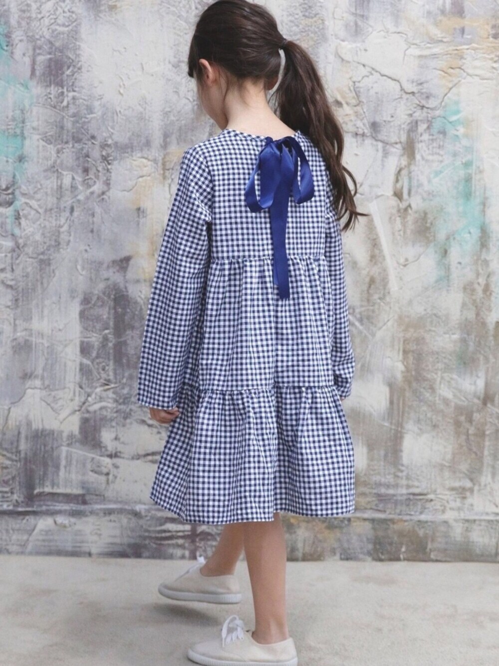 「こどもコーデ、韓国子供服、韓国ファッション、キッズコーデ、子供服、女の子コーデ、キッズファッション、ワンピース」｜「Bee des Beeのアイテム（ワンピース、ブルー系）」を使った、子供服Beeさん（キッズ・120cm）の春コーディネートの1枚目の写真
