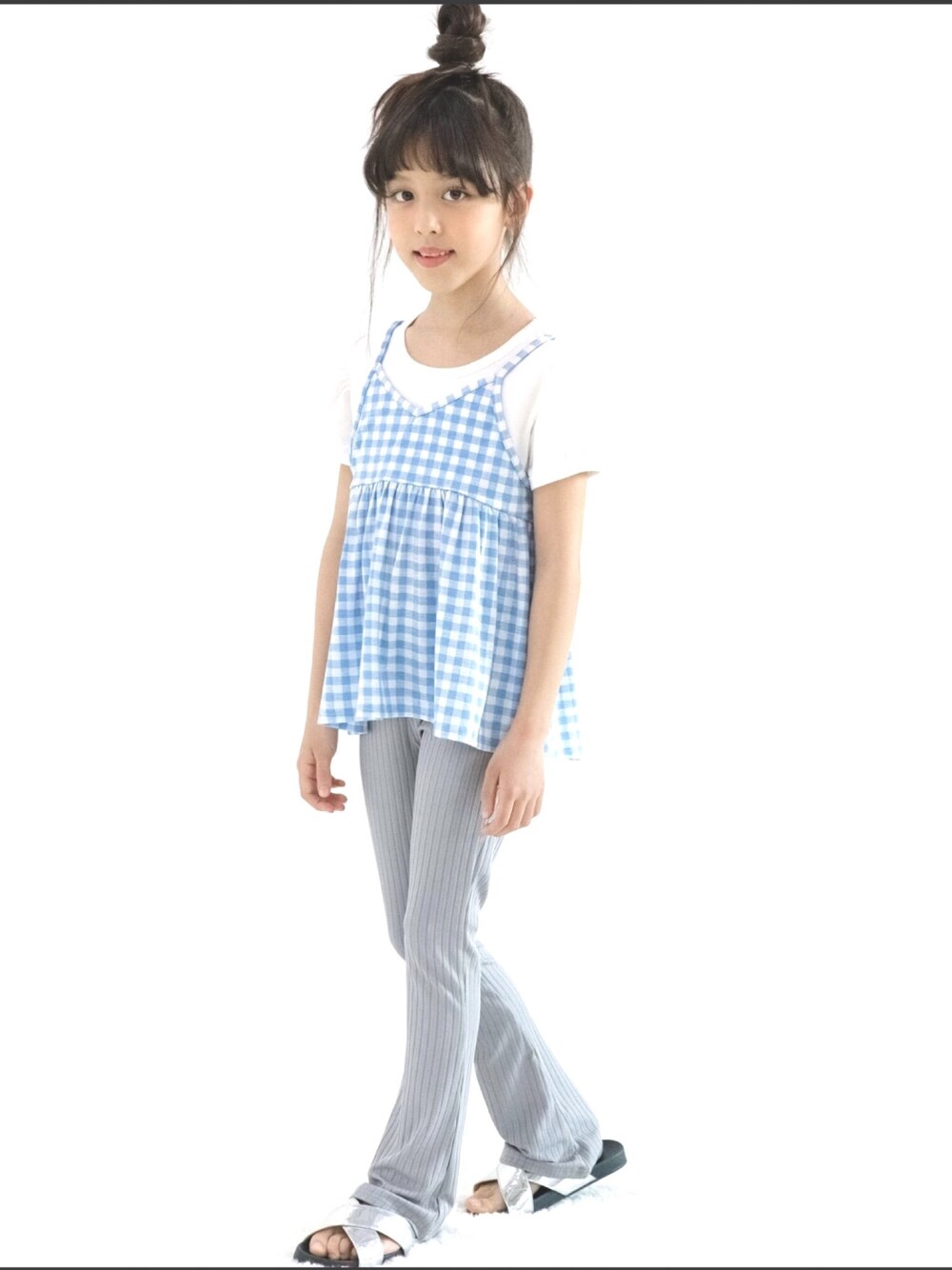 「こどもコーデ、韓国子供服、韓国ファッション、子供服、キッズコーデ、女の子コーデ、キッズファッション、パンツ」｜「Bee des Beeのリブフレアパンツ（その他パンツ、グレー系）」を使った、子供服Beeさん（キッズ・126cm）の春コーディネートの1枚目の写真
