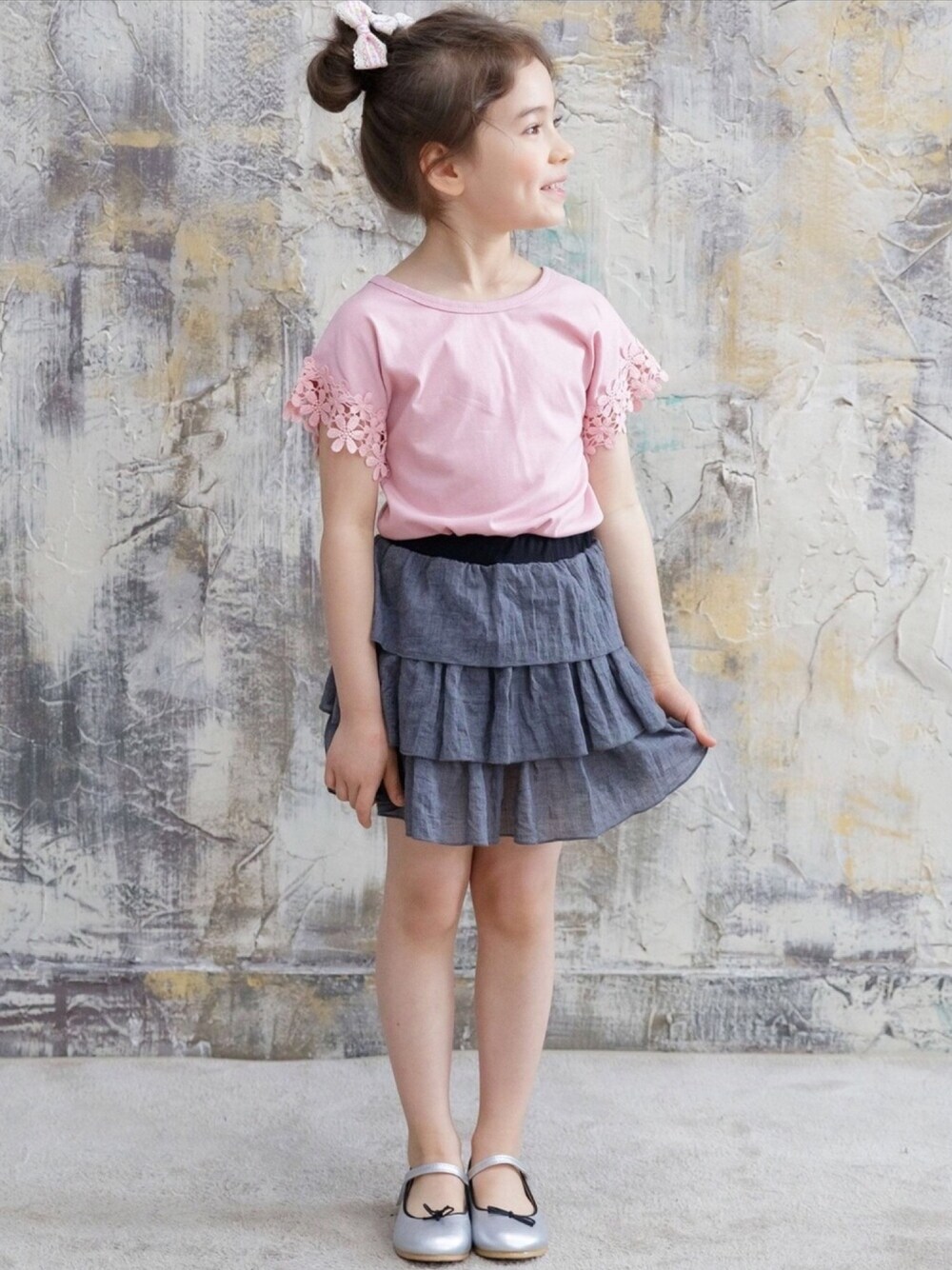 「こどもコーデ、韓国こども服、韓国ファッション、子供服、キッズコーデ、女の子コーデ、キッズファッション、トップス」｜「Bee des Beeのアイテム（Tシャツ/カットソー、ピンク系）」を使った、子供服Beeさん（キッズ・110cm）の春コーディネートの1枚目の写真