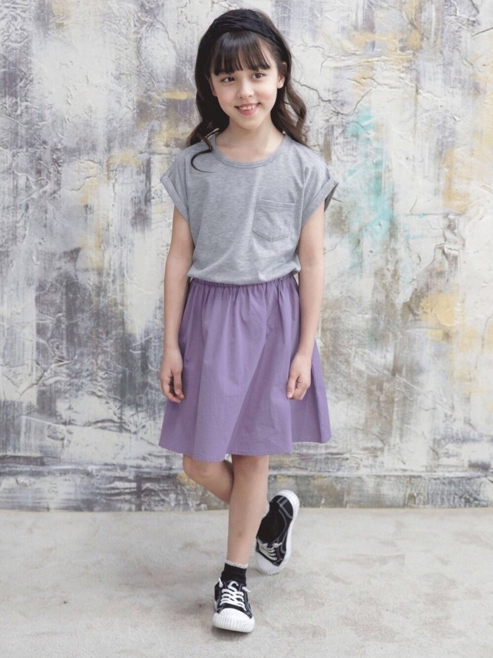 「こどもコーデ、韓国子供服、韓国ファッション、子供服、キッズコーデ、おんなのこコーデ、キッズファッション、ワンピース」｜「Bee des Beeのノースリーブワンピース（ワンピース、グレー系）」を使った、子供服Beeさん（キッズ・124cm）の春コーディネートの1枚目の写真