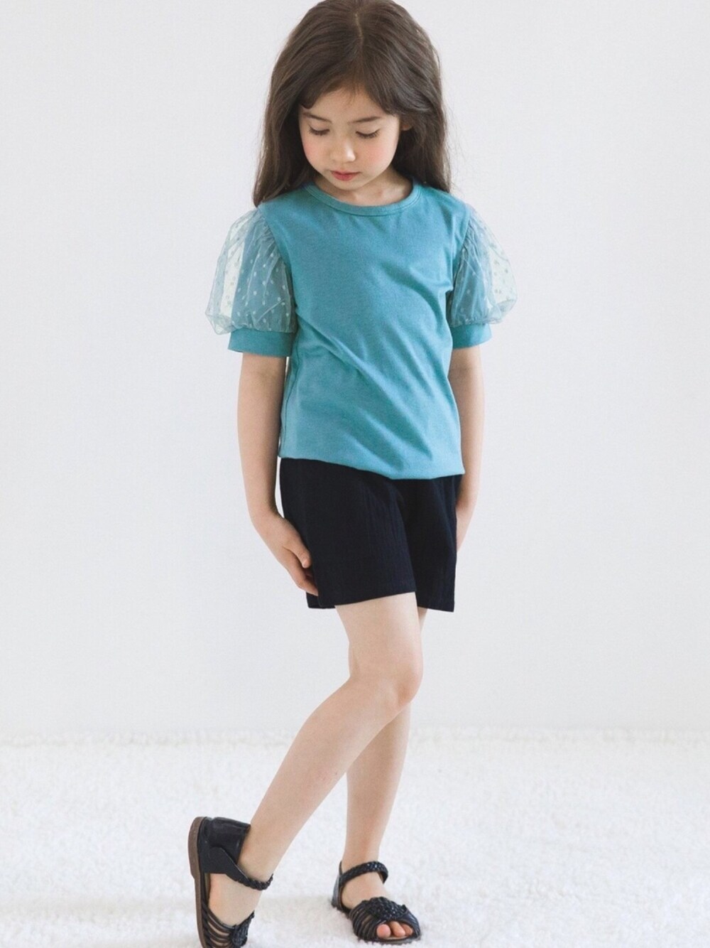 「こどもコーデ、韓国子供服、韓国ファッション、子供服、キッズコーデ、女の子コーデ、キッズファッション、トップス」｜「Bee des Beeのチュール袖トップス（Tシャツ/カットソー、ブルー系）」を使った、子供服Beeさん（キッズ・110cm）の春コーディネートの1枚目の写真