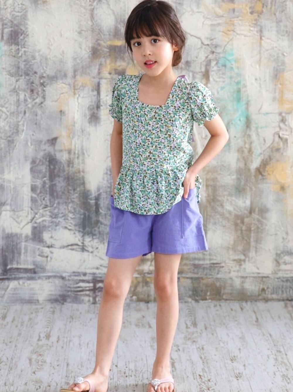 「こどもコーデ、韓国子供服、韓国ファッション、子供服、キッズコーデ、女の子コーデ、キッズファッション、パンツ」｜「Bee des Beeのショートパンツ（その他パンツ、パープル系）」を使った、子供服Beeさん（キッズ・126cm）の春コーディネートの1枚目の写真