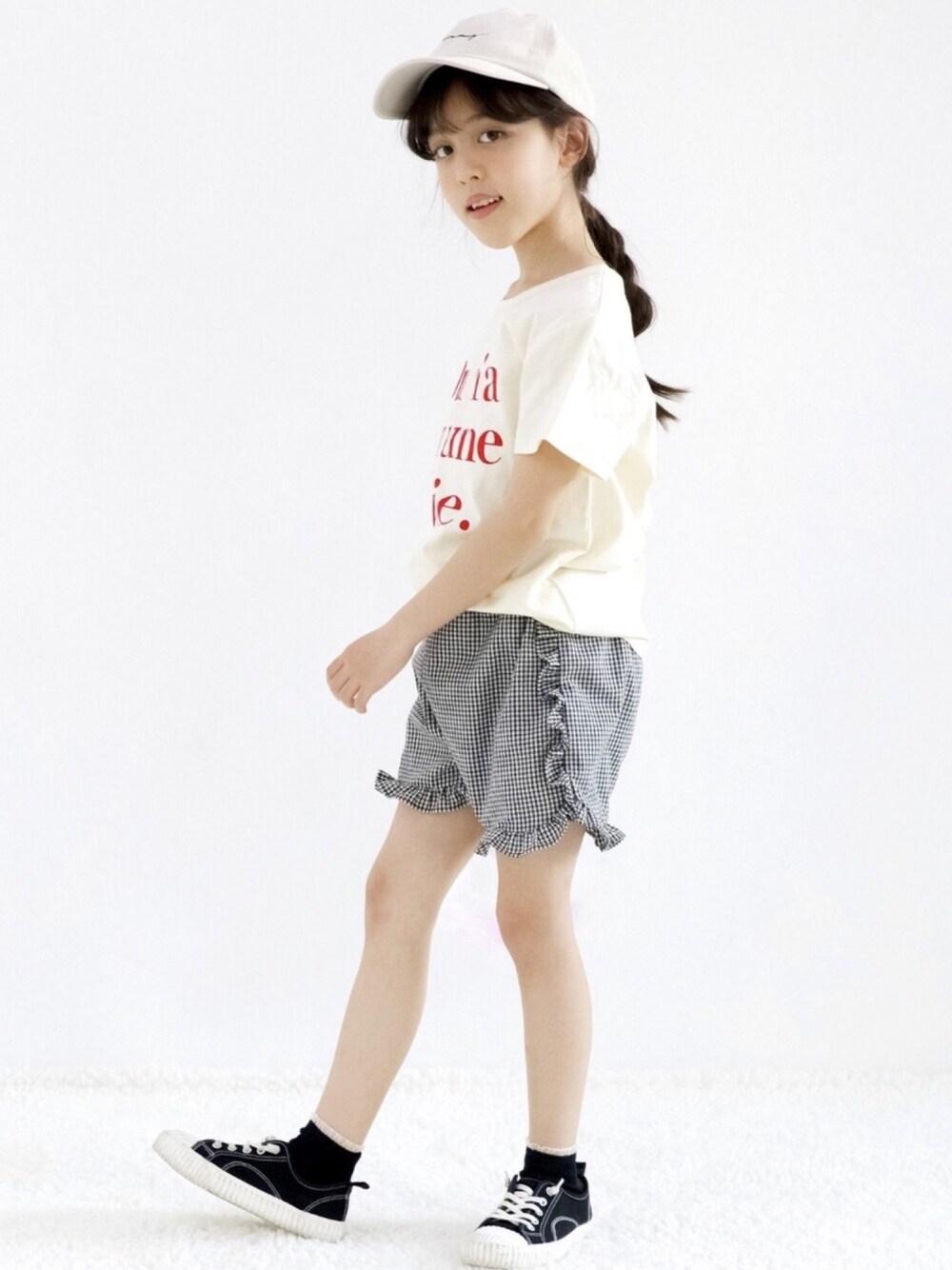「こどもコーデ、韓国子供服、韓国ファッション、子供服、キッズコーデ、女の子コーデ、キッズファッション、パンツ、夏コーデ」｜「Bee des Beeのギンガムチェックフリルショートパンツ（その他パンツ、ブラック系）」を使った、子供服Beeさん（キッズ・126cm）の春コーディネートの1枚目の写真