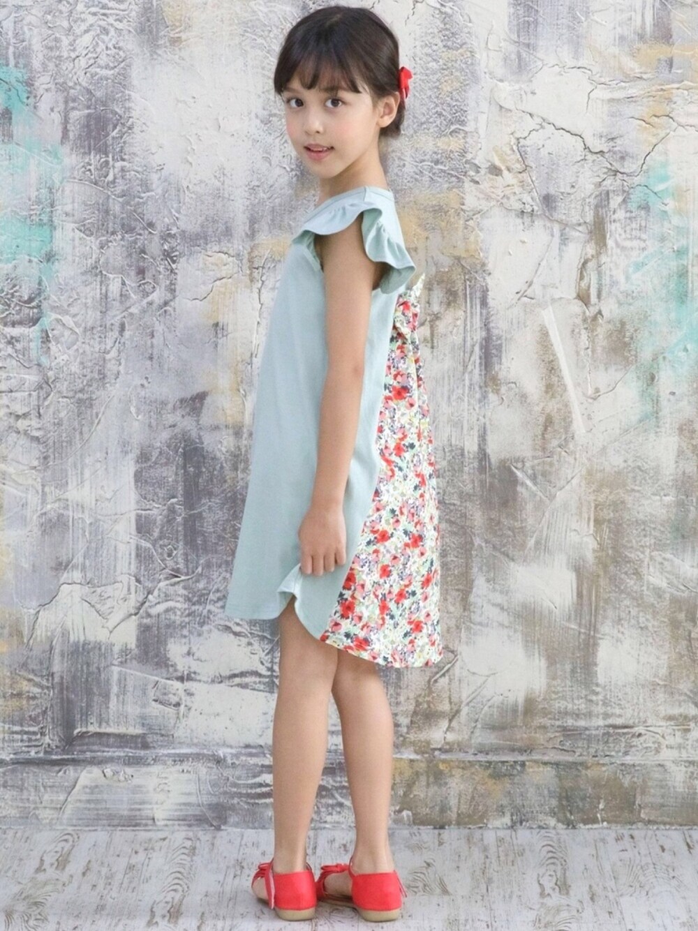 「こどもコーデ、韓国子供服、韓国ファッション、子供服、キッズコーデ、女の子コーデ、キッズファッション、ワンピース」｜「Bee des Beeのバック切替ワンピース（ワンピース、グリーン系）」を使った、子供服Beeさん（キッズ・122cm）の春コーディネートの1枚目の写真