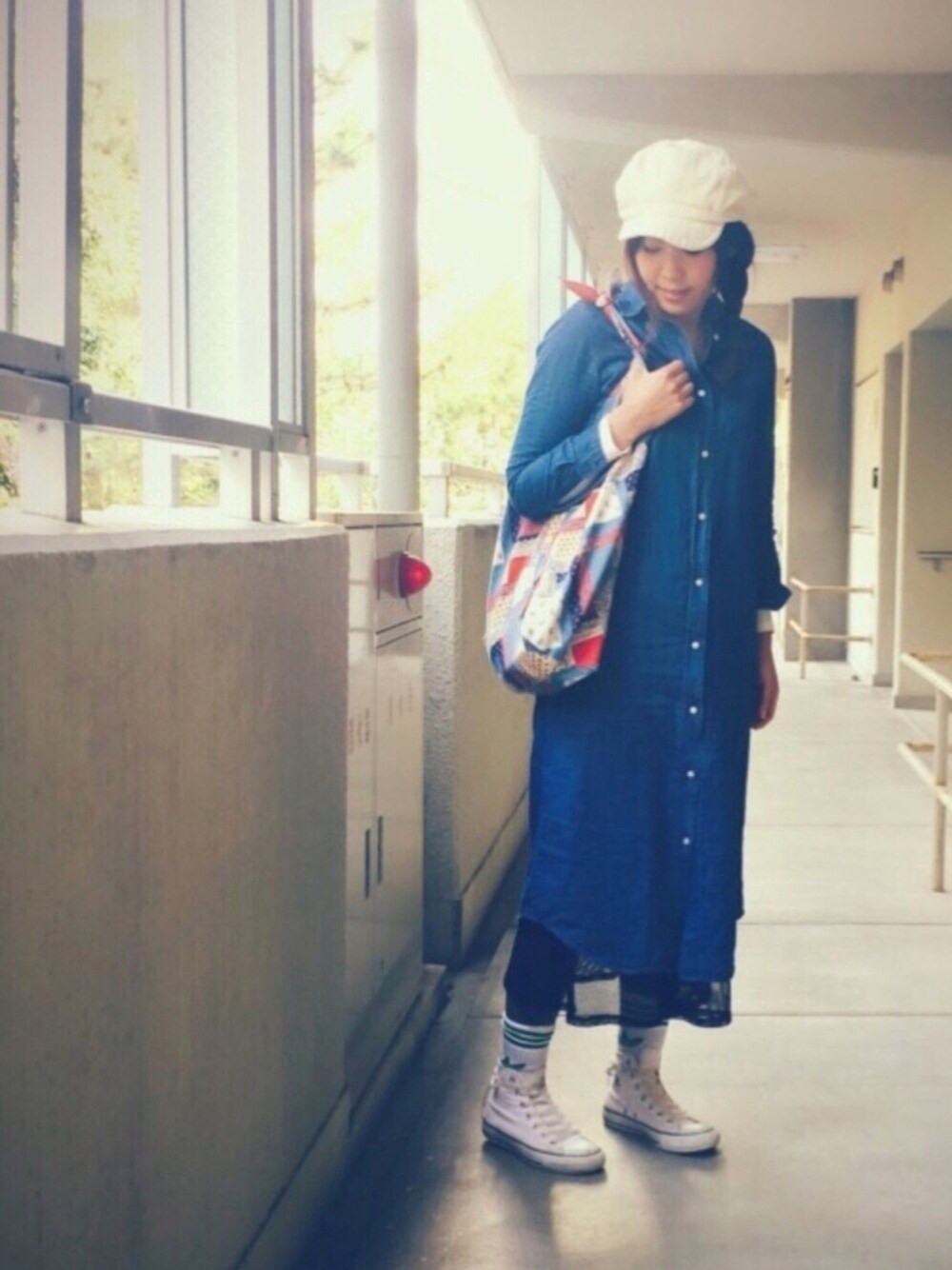 ブルー系のワンピース、その他のトートバッグ、ブラック系のスカートを着用したレディースの冬コーディネートの1枚目の写真