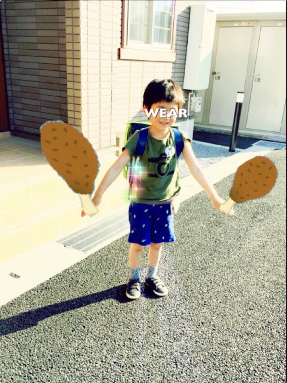 グリーン系のTシャツ/カットソー、ブルー系のその他パンツ、グレー系のスニーカーを着用したキッズの春コーディネートの1枚目の写真