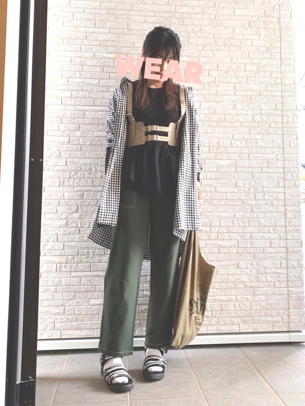 「春、おうちファッション、コロナに負けない、ギンガムチェック、ハイウエストパンツ、サンダル、beautiful people」｜「ZARAのアイテム（シャツ/ブラウス、ブラック系）」を使った、naooon☆さん（レディース・167cm）の春コーディネートの1枚目の写真