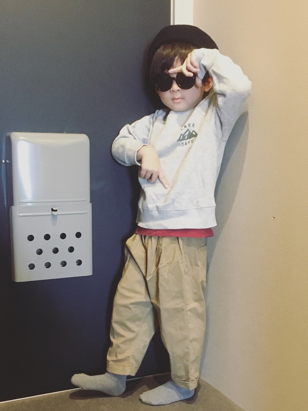 「brand ?のアイテム（チノパンツ、ベージュ系）」を使った、®️さん（キッズ・110cm）の秋コーディネートの1枚目の写真