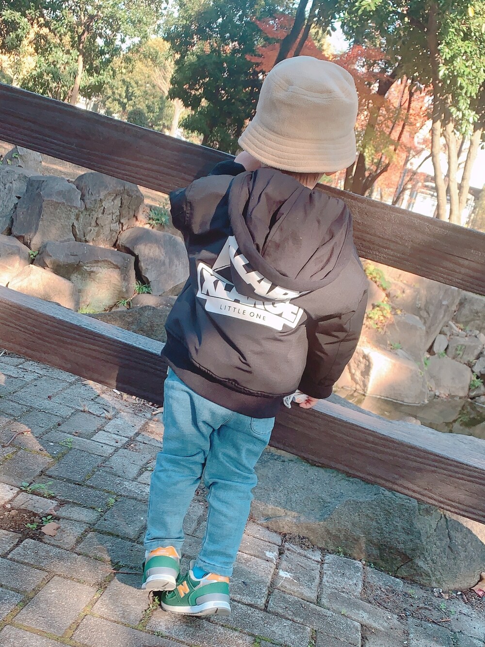 「公園」｜「XLARGE KIDSの発熱・持続温感 OGゴリラプリントフードつきジャケット（ブルゾン、ブラック系）」を使った、Fさん（キッズ・90cm）の冬コーディネートの1枚目の写真