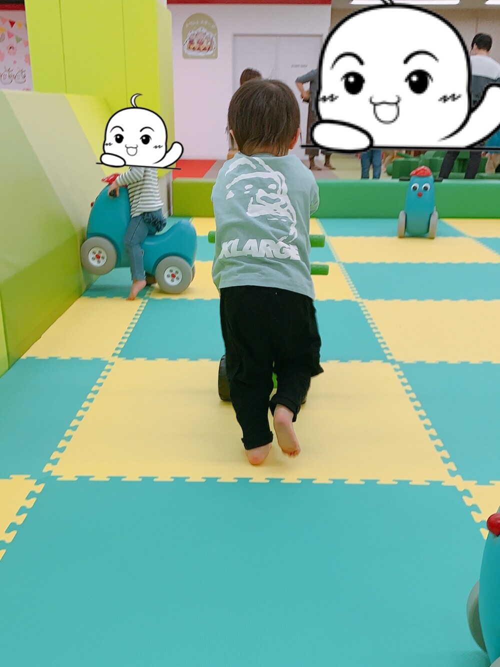 「千住大橋、XLARGE KIDS」｜「BRANSHESの8分丈カーゴパンツ（その他パンツ、ブラック系）」を使った、Fさん（キッズ・90cm）の春コーディネートの1枚目の写真