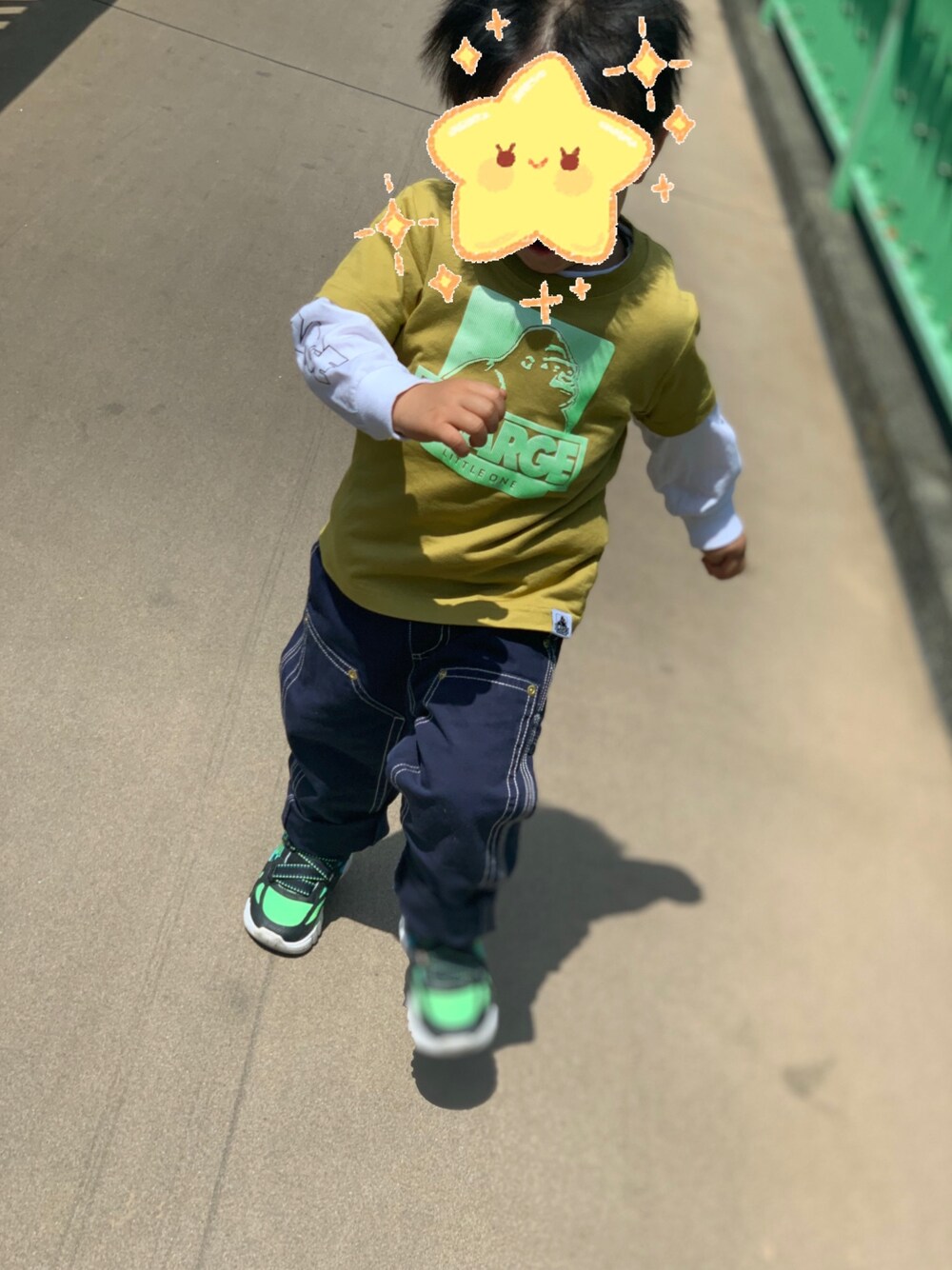 「走ってきた」｜「XLARGE KIDSのブラシプリントOGゴリラTシャツ（Tシャツ/カットソー、グリーン系）」を使った、Fさん（キッズ・90cm）の春コーディネートの1枚目の写真