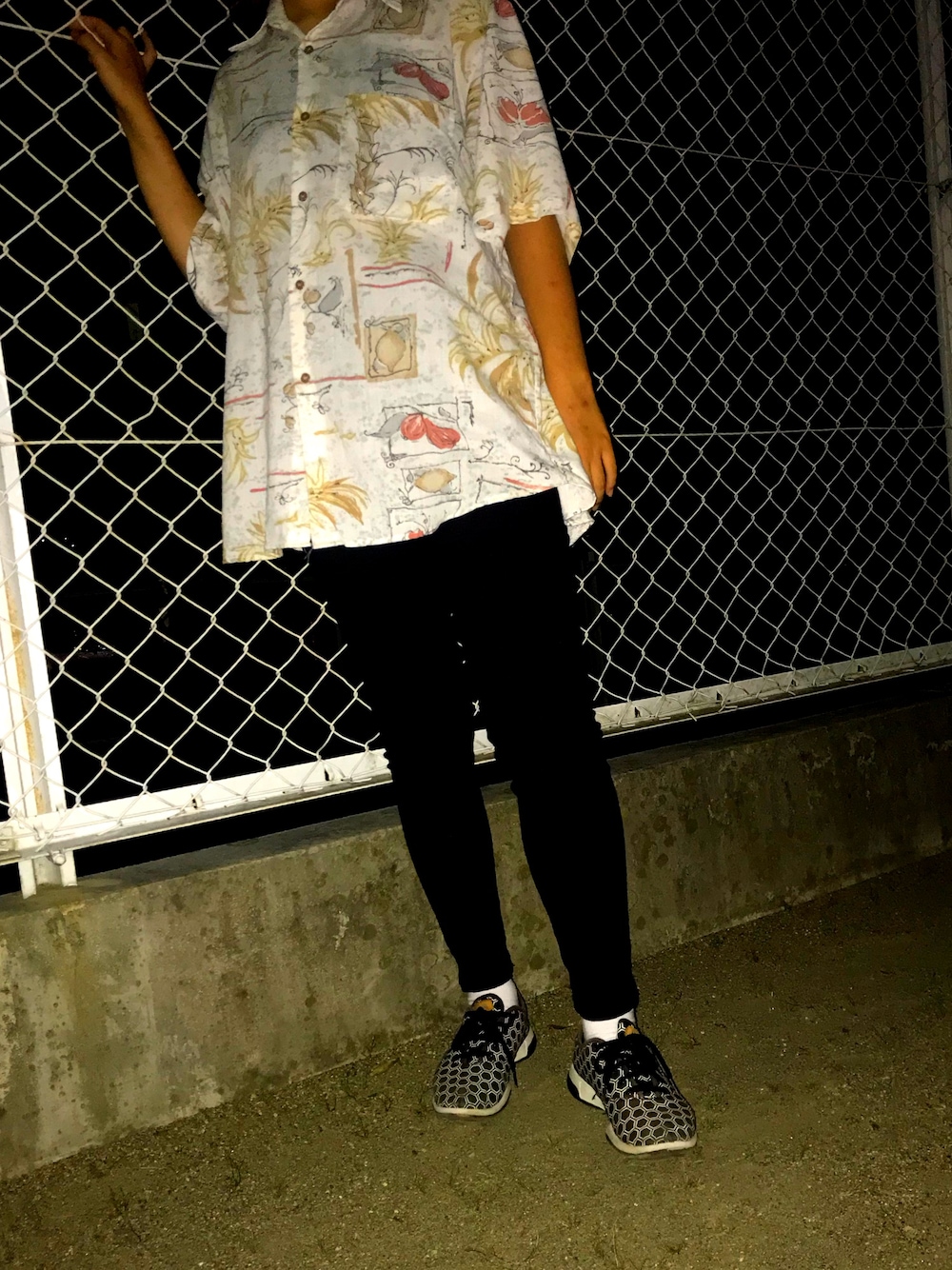 「柄シャツ、公園、夜の公園、reebok、Shirt」｜「SHIRのアイテム（シャツ/ブラウス、ベージュ系）」を使った、Torii Akinaさん（レディース・166cm）の夏コーディネートの1枚目の写真