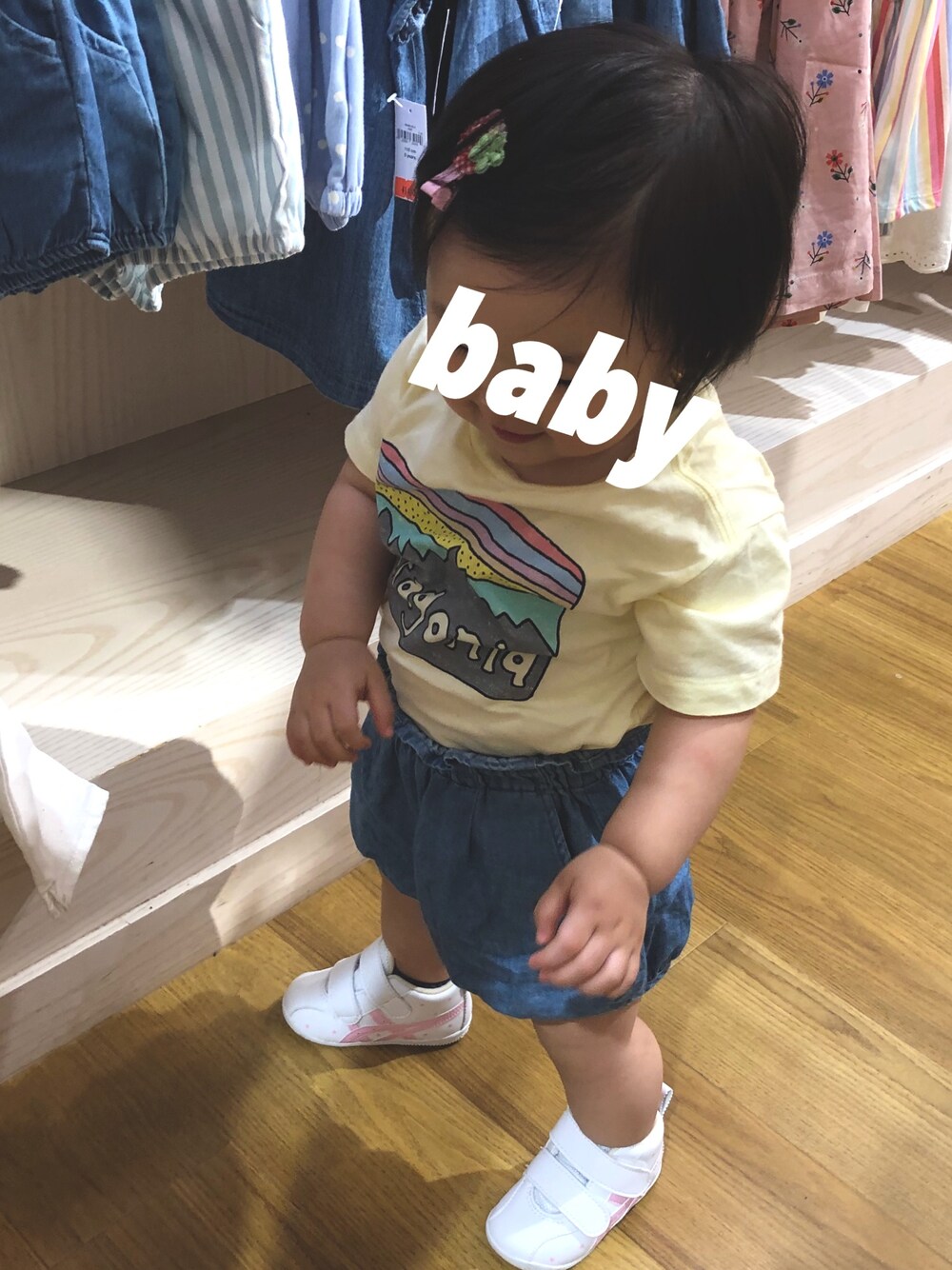 イエロー系のTシャツ/カットソー、ブルー系のパンツ、ホワイト系のスニーカーを着用したキッズの秋コーディネートの1枚目の写真