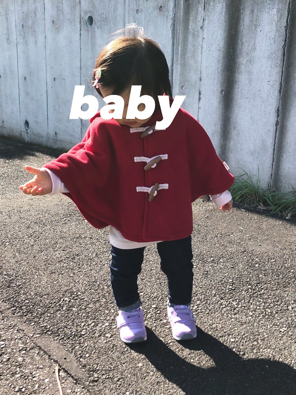「カジュアルコーデ、シンプル、キッズコーデ、プティマイン、petit main、パタゴニア、娘服、娘コーデ、女の子ベビー、1歳」｜「HOT BISCUITSのフリースボンディング ダッフルマント（ポンチョ、レッド系）」を使った、ひーちゃんさん（キッズ・80cm）の秋コーディネートの1枚目の写真