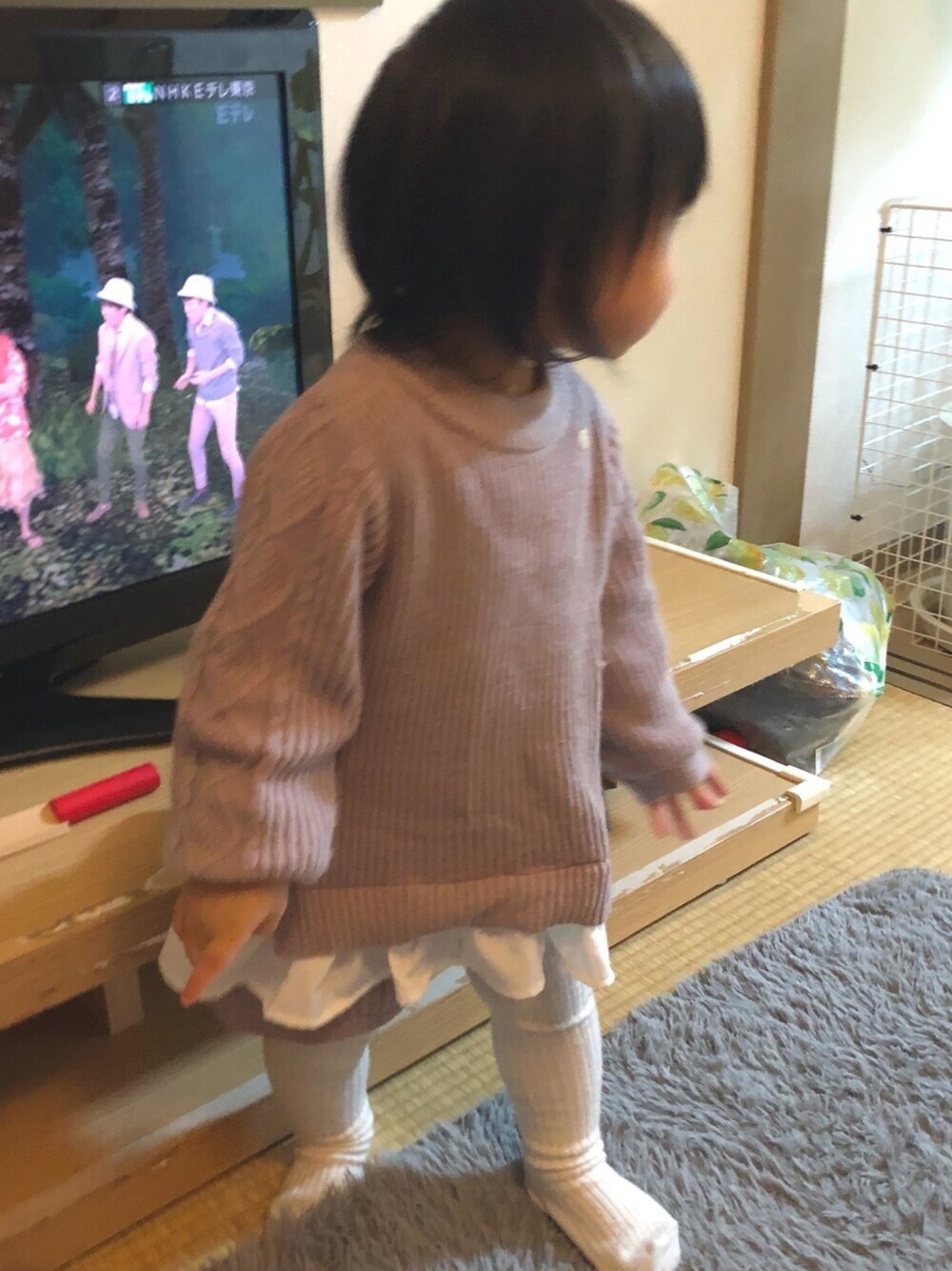 「女の子コーデ、秋冬コーデ、冬コーデ、娘服、娘コーデ、シンプル、ニットセットアップ、お洒落さんとつながりたい、プティマイン、petit main」｜「petit mainのケーブルニットセットアップ（アンサンブル、パープル系）」を使った、ひーちゃんさん（キッズ・80cm）の冬コーディネートの1枚目の写真