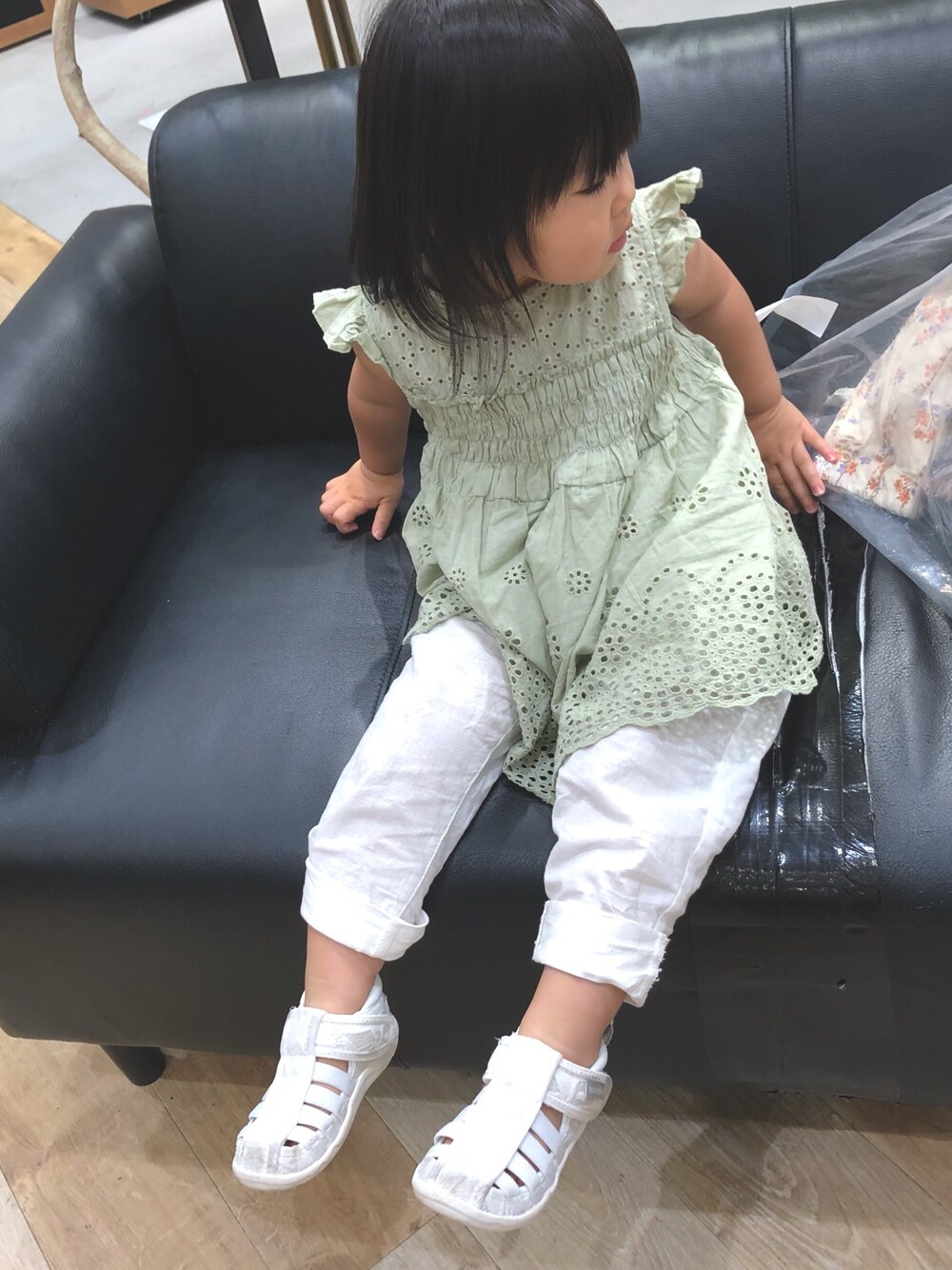 「キッズファッション、夏コーデ、休日スタイル、シンプルコーデ、女の子コーデ、おしゃれさんと繋がりたい、サンダル、おんなのこ、プティマイン、petit main」｜「petit mainのレースシャーリング袖フリルチュニック（チュニック、グリーン系）」を使った、ひーちゃんさん（キッズ・80cm）の夏コーディネートの1枚目の写真