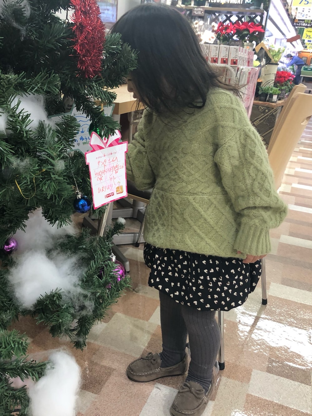 「プティマイン、petit main、秋冬コーデ、シンプル、カジュアルコーデ、キッズコーデ、あそびコーデ、インスタやってます、おんなのこコーデ、おさんぽコーデ」｜「petit mainのケーブルニットプルオーバー（ニット/セーター、グリーン系）」を使った、ひーちゃんさん（キッズ・90cm）の冬コーディネートの1枚目の写真