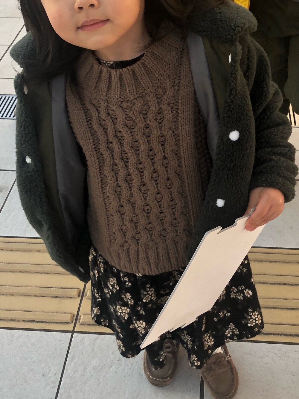 「プティマイン、petit main、カジュアルコーデ、おんなのこ、おしゃれさんと繋がりたい、休日スタイル、冬コーデ、親子コーデ、キッズファッション、親子リンクコーデ」｜「petit mainのマシンウォッシャブル ニットベストつきフラワー柄ワンピース（ワンピース、ブラウン系）」を使った、ひーちゃんさん（キッズ・90cm）の冬コーディネートの1枚目の写真