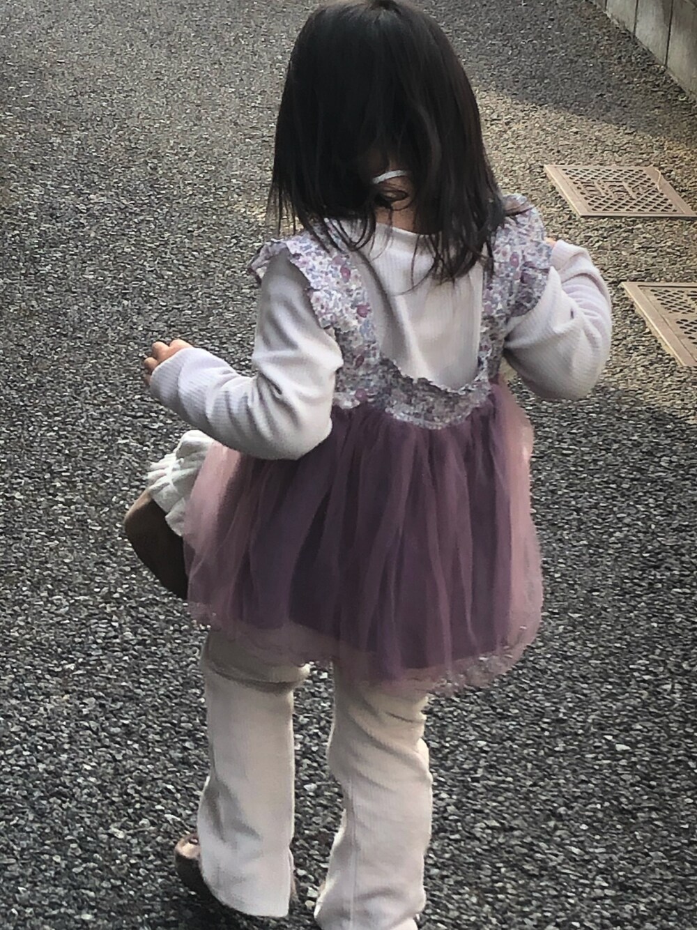 「休日スタイル、カジュアルコーデ、おんなのこ、ラクチンコーデ、おしゃれさんと繋がりたい、冬コーデ、プティマイン、petit main、キッズファッション、女の子コーデ」｜「petit mainの花柄×チュールドッキングTシャツ（Tシャツ/カットソー、パープル系）」を使った、ひーちゃんさん（キッズ・90cm）の冬コーディネートの1枚目の写真