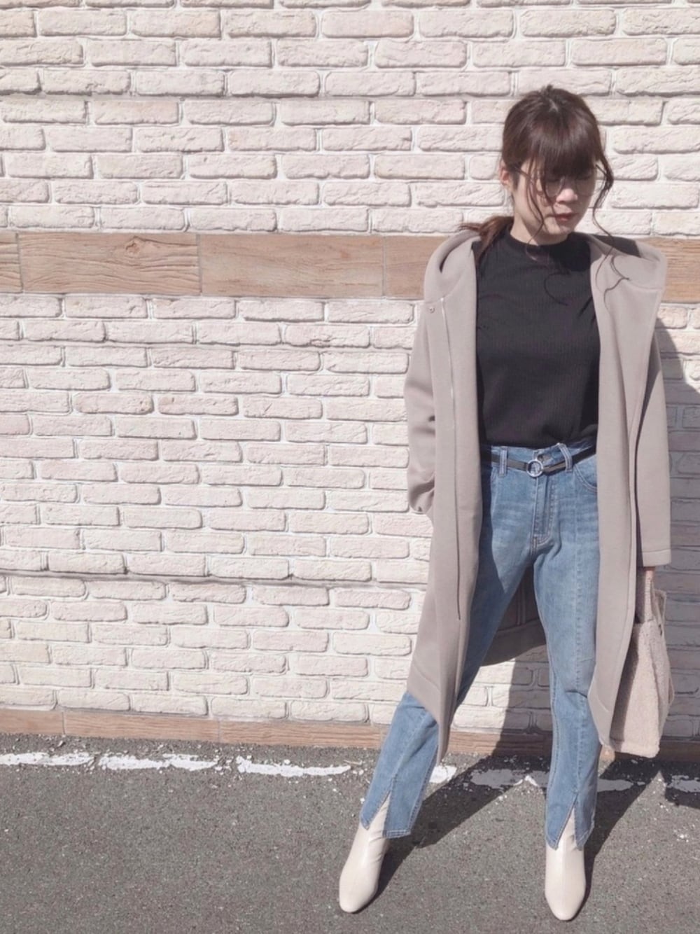 「秋のコーデ、プチプラ、デニムパンツ、シンプル、お洒落さんとつながりたい、ブーツ、休日コーデ、カジュアル、大人カジュアル、着回しコーデ」｜「SHOO・LA・RUEの【M-LL】ダイバーフード付コーディガン（カーディガン/ボレロ、ベージュ系）」を使った、かのさん（レディース・156cm）の秋コーディネートの1枚目の写真