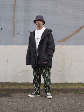 「チャックテイラー」｜「アイテム（マウンテンパーカー）」を使った、とやさん（メンズ・170cm）の春コーディネート