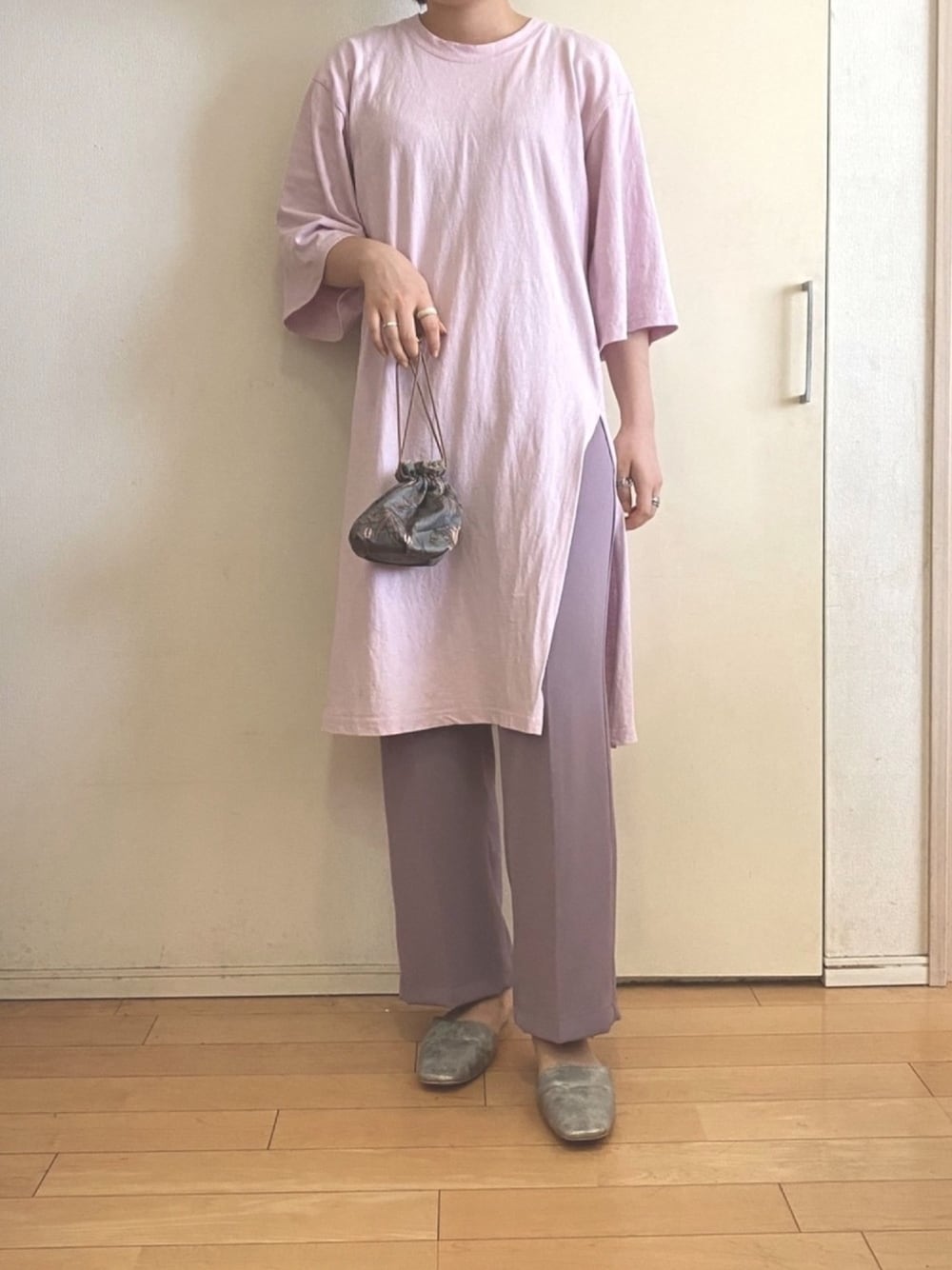 「おうちスタイル、リラックススタイル、古着MIX、休日スタイル、部屋撮り、休日コーデ、ワンピース、シンプルコーデ、ゆるコーデ、SENSEOFPLACE」｜「SENSE OF PLACE by URBAN RESEARCHのカラーワイドスラックス（スラックス、パープル系）」を使った、maさん（レディース・161cm）の春コーディネートの1枚目の写真