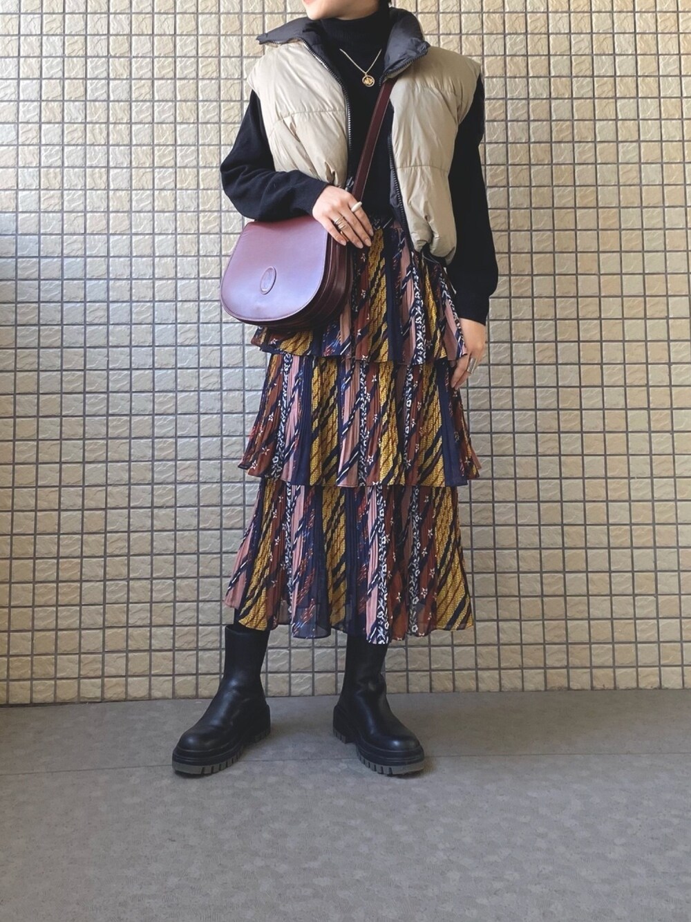 「古着MIX、古着、ショートブーツ、ショルダーバッグ、秋コーデ、レイヤードスタイル、ダウンベスト、ZARA、ブーツ」｜「VINTAGEのアイテム（スカート、その他）」を使った、maさん（レディース・161cm）の秋コーディネートの1枚目の写真