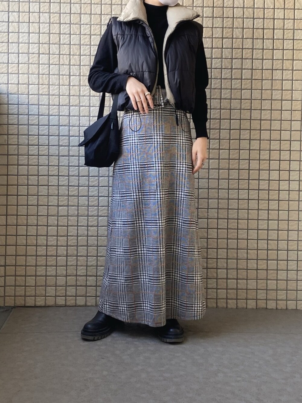 「ootd、秋コーデ、ZARA、ショートブーツ、ブーツ、チェック、ダウンベスト、レイヤードスタイル」｜「ZARAのアイテム（スカート、ブラック系）」を使った、maさん（レディース・161cm）の秋コーディネートの1枚目の写真