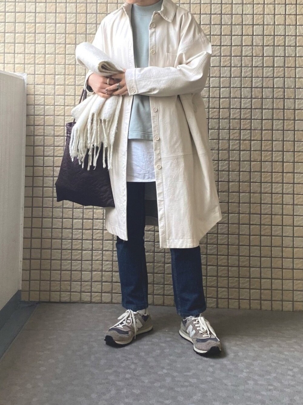 「プチプラ、レザージャケット、秋コーデ、デニムパンツ、New Balance、レイヤードスタイル、古着MIX、オーバーサイズ、GU、スニーカーコーデ」｜「ZARAのアイテム（ジャケット/アウター、ホワイト系）」を使った、maさん（レディース・161cm）の秋コーディネートの1枚目の写真