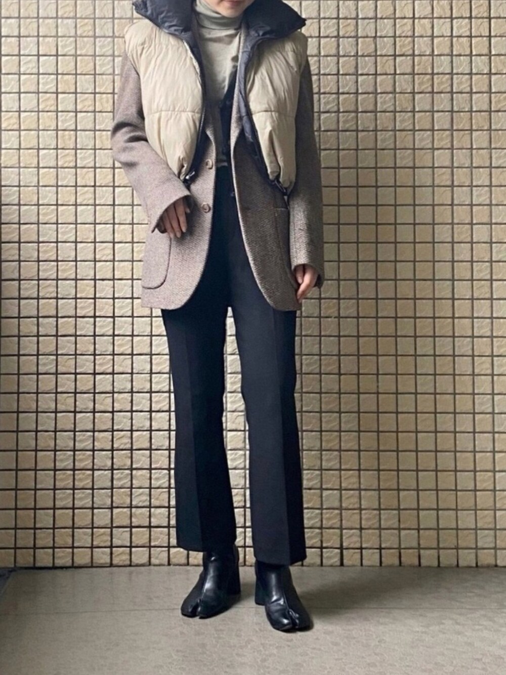 「秋のマイ旬スタイル、古着MIX、ショートブーツ、レイヤードスタイル、プチプラ、ユニクロ、休日スタイル、ZARA、ジャケット、ジャケットスタイル」｜「UNIQLOのEZYフレアアンクルパンツ（2WAYストレッチ・丈長め71cm）（その他パンツ、ブラック系）」を使った、maさん（レディース・161cm）の秋コーディネートの1枚目の写真