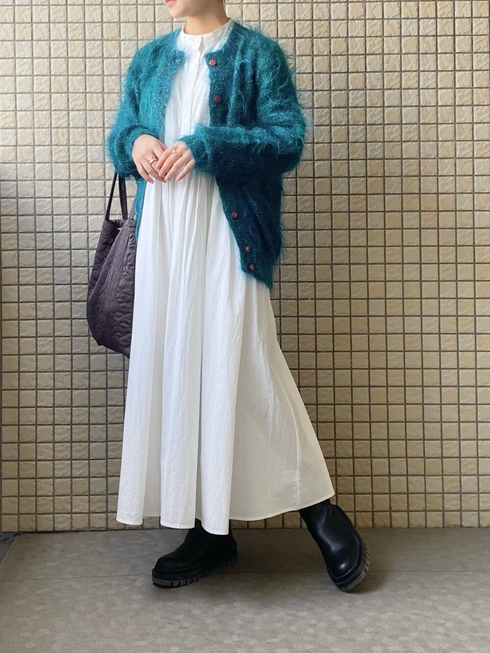 「ロングワンピース、休日スタイル、カーディガン、古着MIX、ショートブーツ、厚底シューズ、ブーツ、ビッグシルエット、秋コーデ」｜「MERLOT IKYUのビッグシルエットスタンドカラーシャツワンピース1713（シャツワンピース、ホワイト系）」を使った、maさん（レディース・161cm）の秋コーディネートの1枚目の写真