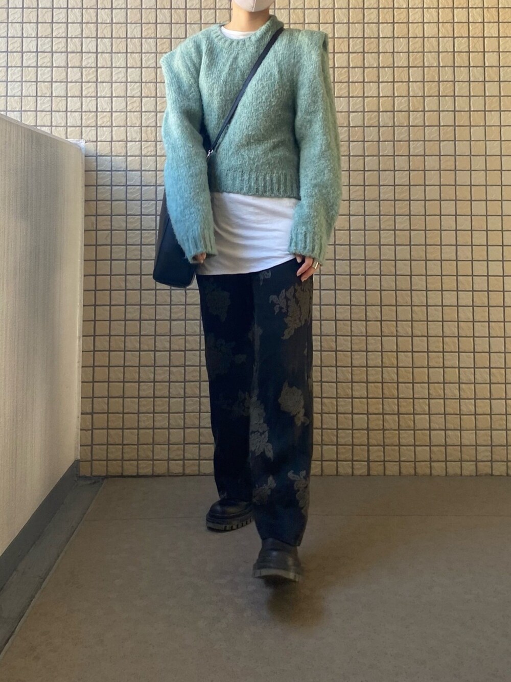 「レザーLOVEスナップ、ブーツ、ZARA、ショートブーツ、ゆるコーデ、レイヤードスタイル、レザー、パンツスタイル、ootd、ブルー」｜「ZARAのアイテム（パンツ、ブラック系）」を使った、maさん（レディース・161cm）の秋コーディネートの1枚目の写真