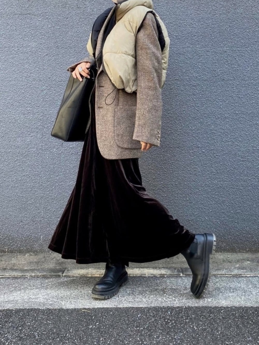 「冬コーデ、ブーツ、ショルダーバッグ、フレアスカート、レイヤードスタイル、ZARA、ブラウン、ダウンベスト、レザーLOVEスナップ、古着MIX」｜「ZARAのアイテム（ダウンジャケット/コート、ブラック系）」を使った、maさん（レディース・161cm）の秋コーディネートの1枚目の写真