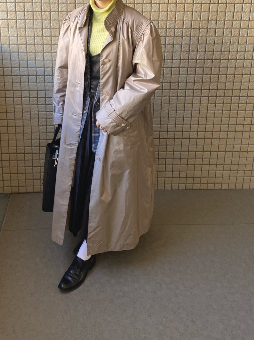 「年末WEAR感謝祭、オーバーサイズ、オーバーコート、グリーン、レイヤードスタイル、レザー、古着、タートルネック、マイベストコーデ2020、ショルダーバッグ」｜「VINTAGEのアイテム（ジャケット/アウター、ベージュ系）」を使った、maさん（レディース・161cm）の冬コーディネートの1枚目の写真