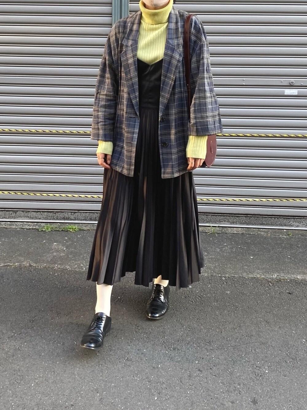 「古着コーデ、レイヤードスタイル、白タイツ、古着、ドレスシューズ、チェック、ショルダーバッグ、タートルネック、レザー、古着MIX」｜「ZARAのアイテム（ワンピース、ブラック系）」を使った、maさん（レディース・161cm）の冬コーディネートの1枚目の写真