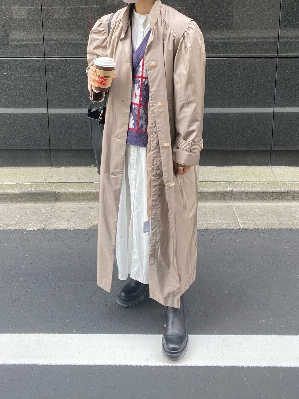 「冬コーデ、ビッグシルエット、古着、古着コーデ、シャツワンピ、ブーツ、ニットベスト、ZARA、休日コーデ、マイベストコーデ2020」｜「MERLOT IKYUのビッグシルエットスタンドカラーシャツワンピース1713（シャツワンピース、ホワイト系）」を使った、maさん（レディース・161cm）の冬コーディネートの1枚目の写真