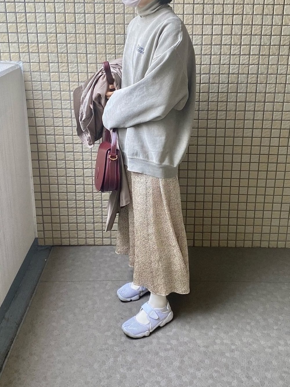 「ゆるコーデ、スウェット、古着、古着コーデ、サテン、アニマル柄、ootd、ZARA、冬コーデ、レイヤードスタイル」｜「ZARAのアイテム（ワンピース/ドレス、ベージュ系）」を使った、maさん（レディース・161cm）の冬コーディネートの1枚目の写真