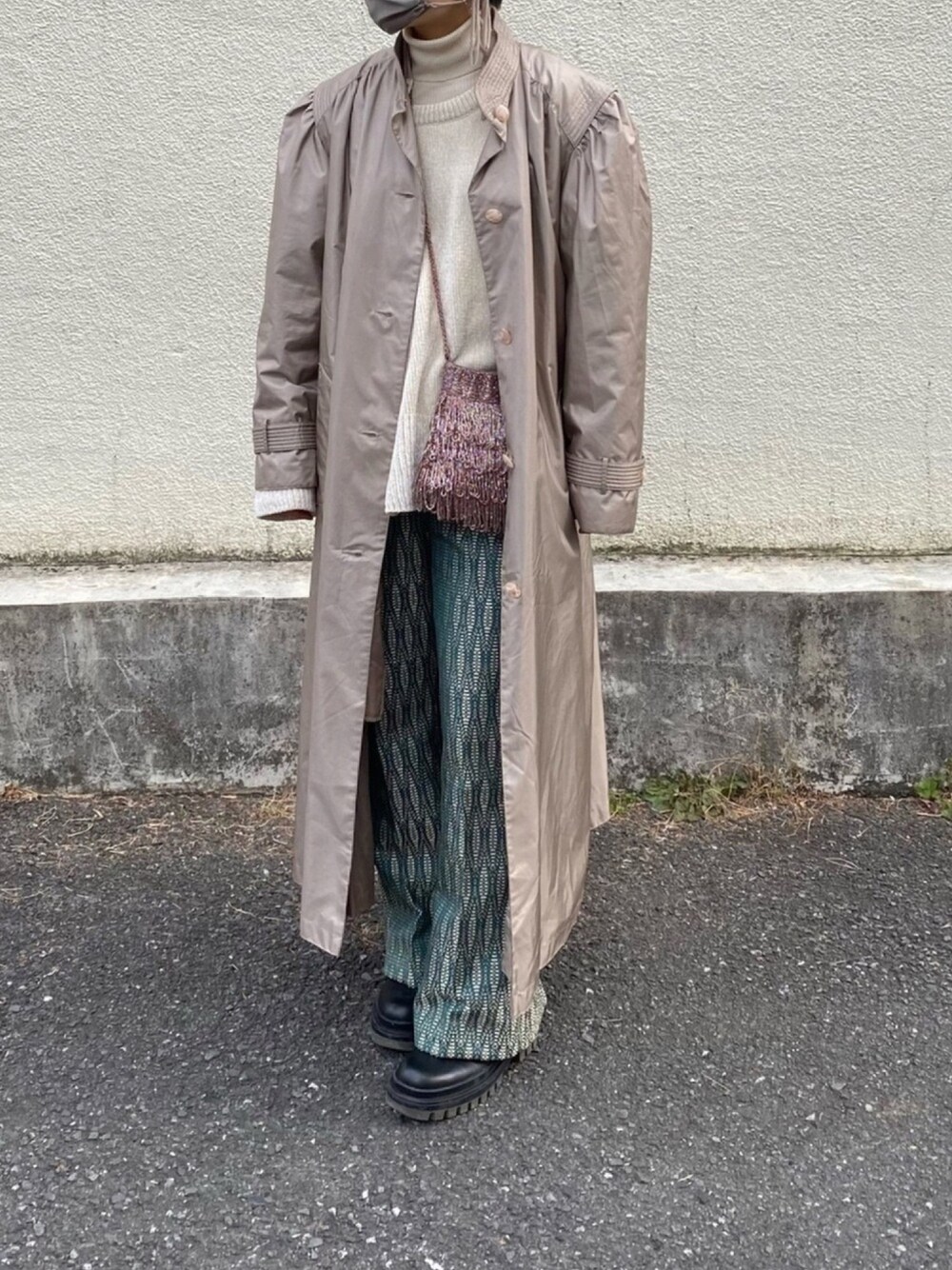 「ゆるコーデ、冬コーデ、ootd、レイヤードスタイル、ロングコート、ZARA、フレアパンツ、ショートブーツ、タートルネック、UNIQLO」｜「ZARAのアイテム（ブーツ、ブラック系）」を使った、maさん（レディース・161cm）の冬コーディネートの1枚目の写真