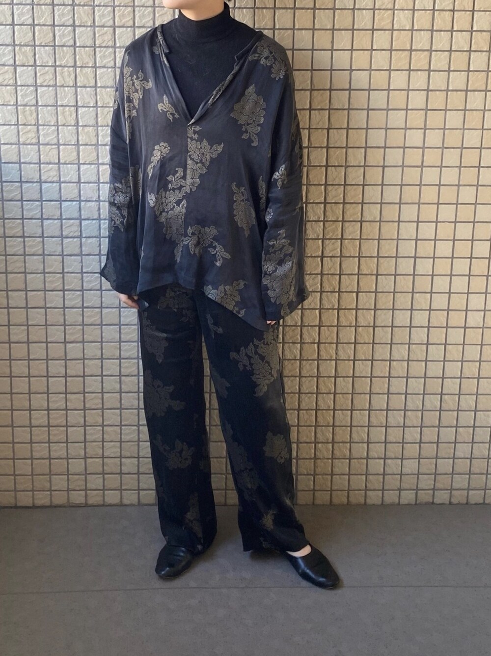 「ZARA、タートルネック、モノトーンコーデ、ブラック、オールブラック、セットアップ、レイヤードスタイル、チャイナ、ワントーンコーデ、おうちファッション」｜「ZARAのアイテム（Tシャツ/カットソー、ブラック系）」を使った、maさん（レディース・161cm）の冬コーディネートの1枚目の写真