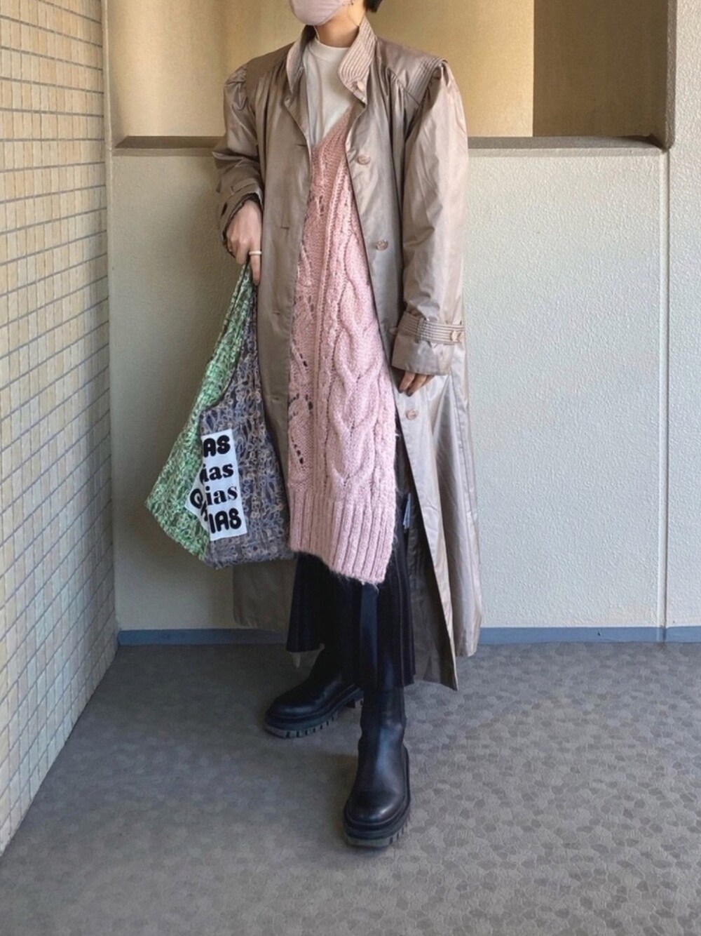 「私の推しブランド、ZARA、レイヤードスタイル、キャミワンピ、レザー、ショートブーツ、プリーツ、ニットベスト、UNIQLO、プチプラ」｜「VINTAGEのアイテム（ジャケット/アウター、ベージュ系）」を使った、maさん（レディース・161cm）の冬コーディネートの1枚目の写真