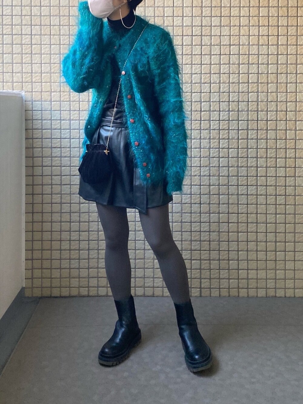 「ZARA、私の推しブランド、古着、古着MIX、ショートブーツ、レザー、ootd、タートルネック、#冬コーデ、グレー」｜「VINTAGEのアイテム（カーディガン/ボレロ、グリーン系）」を使った、maさん（レディース・161cm）の冬コーディネートの1枚目の写真