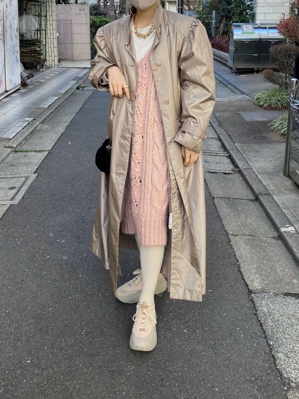 「私の推しブランド、ZARA、emmi、スニーカー、ダッドスニーカー、くすみカラー、ピンク、レイヤードスタイル、古着、古着MIX」｜「ZARAのアイテム（ベスト、ピンク系）」を使った、maさん（レディース・161cm）の冬コーディネートの1枚目の写真