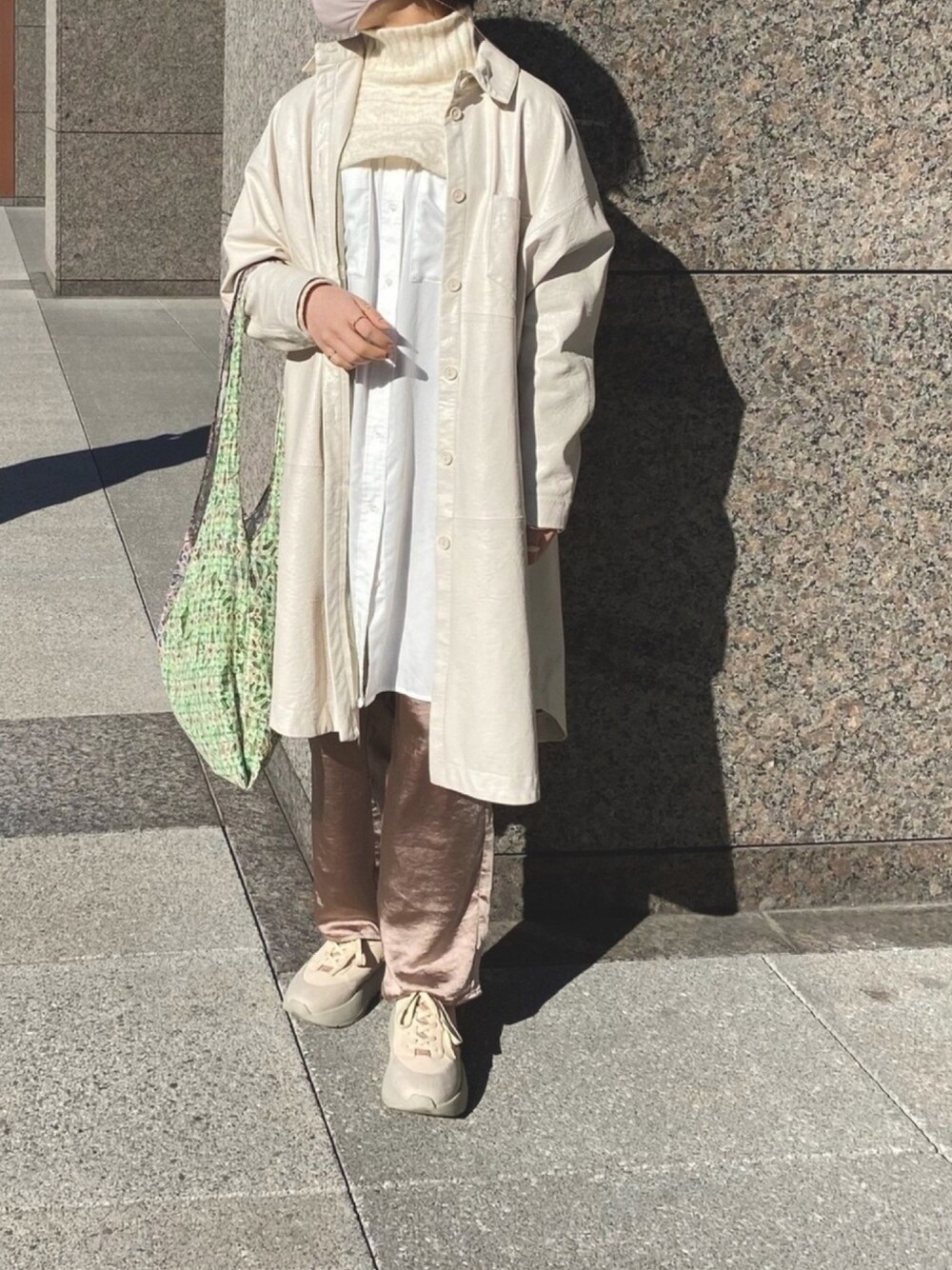 「スニーカー、ZARA、休日コーデ、ハイネック、トートバッグ、レザー、サテンパンツ、パンツスタイル、レイヤードスタイル、ホワイト」｜「ZARAのアイテム（ジャケット/アウター、ホワイト系）」を使った、maさん（レディース・161cm）の冬コーディネートの1枚目の写真